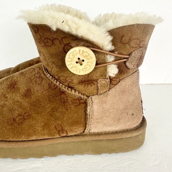 Ugg Mini Bailey Button Boot Womens Size 8 Logo Spellout Brown Monogram - Picture 7 of 11